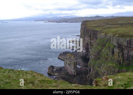 Île Handa, Sutherland, falaises de grès torridonien, qui abrite des auks, des puffins, des fulmars. Scottish Wildlife Trust. Piles de mer, extrême nord du Royaume-Uni Banque D'Images