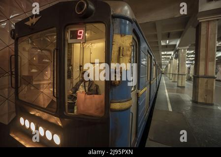 Kharkiv, Ukraine. 20th mai 2022. Un employé de métro écrit alors qu'il est assis dans la voiture avant à une station de métro à Kharkiv, Ukraine, le vendredi 20 mai 2022. Au début de l'invasion russe, des centaines de personnes vivaient dans les plates-formes de la station de métro et dans les voitures de métro jusqu'à récemment. Près de $20 milliards d'aide financière sont en route pour l'Ukraine dans le cadre de l'invasion russe en cours, ont annoncé vendredi les dirigeants financiers du Groupe des sept. Photo de Ken Cedeno/UPI. Crédit : UPI/Alay Live News Banque D'Images