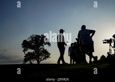 Tulsa, États-Unis. 20th mai 2022. Les golfeurs se réchauffent sur le green avant le deuxième tour lors du championnat PGA au Southern Hills Country Club de Tulsa, Oklahoma, le vendredi 20 mai 2022. Photo de Kyle Rivas/UPI crédit: UPI/Alay Live News Banque D'Images