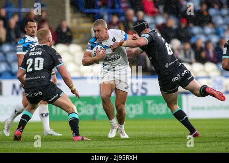 Huddersfield, Royaume-Uni. 20th mai 2022. Toulouse Daniel Alvaro est arrêté par Chris Hill et Oliver Wilson de Huddersfield lors du match de Super League entre Huddersfield Giants et Toulouse au stade John Smiths, Huddersfield, Angleterre, le 20 mai 2022. Photo de Simon Hall. Utilisation éditoriale uniquement, licence requise pour une utilisation commerciale. Aucune utilisation dans les Paris, les jeux ou les publications d'un seul club/ligue/joueur. Crédit : UK Sports pics Ltd/Alay Live News Banque D'Images