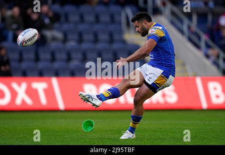 Rhyse Martin de Leeds Rhinos lance une conversion lors du match de la Super League de Betfred au stade Headingley, à Leeds. Date de la photo: Vendredi 20 mai 2022. Banque D'Images