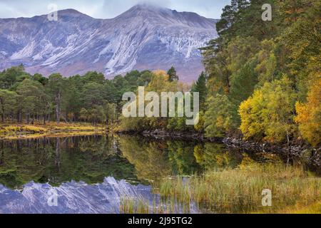 Couleurs d'automne et Beinn dix-huit reflétés dans Loch Poulin, Wester Ross, Écosse, Royaume-Uni Banque D'Images