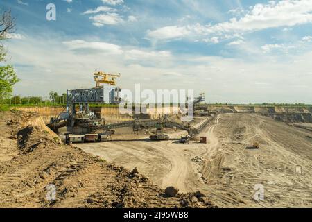 Vue industrielle de la carrière minière en opencast avec des machines en cours de travail. La zone a été exploitée pour la mine de cuivre, d'argent, d'or et de charbon brun. Roue de godet Banque D'Images