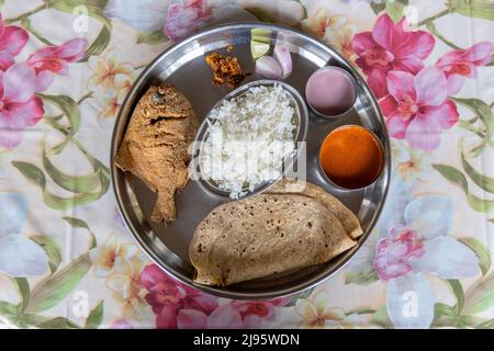 Vue de dessus de Malvani pomfret thali composé de chapati, riz, grif pomfret, curry de poisson et kokam kadi. Banque D'Images