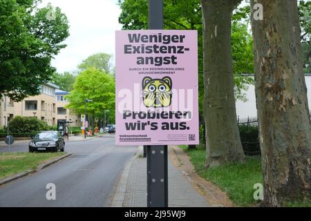 Berlin, Allemagne, le 14 mai 2022, affiche pour le «revenu de base référendaire» dans Alt Stralau «moins d'angoisse existentielle» par le biais d'un revenu de base inconditionnel? Banque D'Images