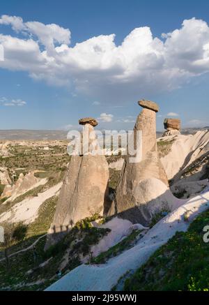 Vue sur les collines rocheuses de trois Grâces (trois Beautifuls) dans la vallée du Devrent en Cappadoce, Nevsehir, Turquie Banque D'Images
