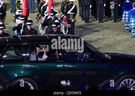 Anne, la princesse Royale, quitte la célébration avec son mari Tim Laurence. Les clients ont été ravis d'assister à la célébration du Jubilé de platine ce soir en présence de la princesse royale dans le domaine privé du château de Windsor. 500 chevaux et 1 300 participants de tout le Commonwealth et du monde ont participé à l'événement théâtral intitulé A Gallop Through History pour célébrer le règne de sa Majesté la Reine Banque D'Images