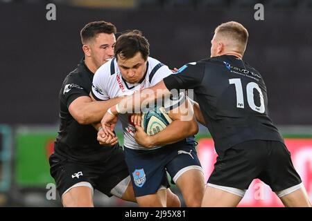 Chris Smith de Vodacom Bulls est attaqué par Owen Watkin et Gareth Anscombe d'Ospreys Banque D'Images