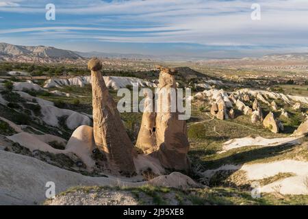 Trois Graces (trois Beautifuls) collines rocheuses dans la vallée du Devrent en Cappadoce, Nevsehir, Turquie Banque D'Images