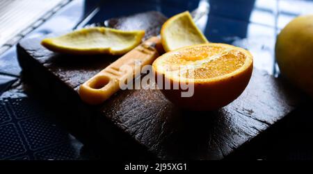 Oranges coupées sur une doublure en bois Banque D'Images