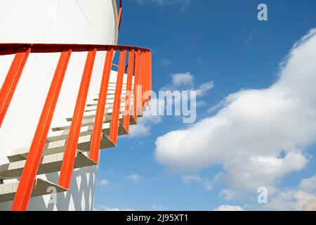 Escalier rouge sur le réservoir de stockage de carburant Banque D'Images