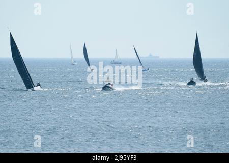 Sansenxo, Espagne. 20th mai 2022. 20 mai 2022, Sansenxo, Galice, Espagne: Yatch après le premier jour de la troisième série de la coupe espagnole de 6 mètres au Sanxenxo Royal Yacht Club le 20 mai 2022 à Sansenxo, Espagne .après près de deux ans d'exil aux Émirats arabes Unis suite à une série de scandales financiers, L'ancien roi d'Espagne fait son premier voyage de retour en Espagne, lors d'une brève visite qui a déclenché la critique généralisée.Sansenxo. Espagne. 20220520, .le roi Juan Carlos d'Espagne assiste à la troisième série de la coupe espagnole de 6 mètres jour 1 au Sanxenxo Royal Yacht Club le 20 mai 2022 à Sansenxo, Espagne .After Banque D'Images