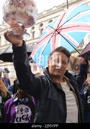 Londres, Royaume-Uni. 20th mai 2022. Jamie OLIVER, le chef de la télévision, a protesté devant Downing Street, contre l'abandon par le gouvernement d'une loi sur l'obésité presque appliquée, qui détaille l'interdiction des promotions d'accords pour les aliments malsains et indésirables, ainsi que la limitation de leurs publicités télévisées. Le nom de la manifestation, « Eton Mess », fait référence à un dessert qui aurait pu provenir de Boris Johnson.place of Education, Eton College. (Credit image: © Thomas Krych/ZUMA Press Wire) Credit: ZUMA Press, Inc./Alamy Live News Banque D'Images