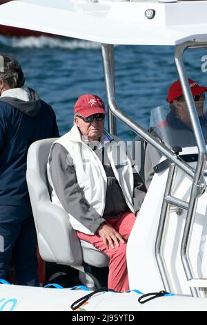 Sansenxo, Espagne. 20th mai 2022. 20 mai 2022, Sansenxo, Galice, Espagne: Roi Juan Carlos d'Espagne à bord du bateau Cristina après le premier jour de la troisième série de la coupe espagnole de 6 mètres au Sanxenxo Royal Yacht Club le 20 mai 2022 à Sansenxo, Espagne .après près de deux ans d'exil aux Émirats arabes Unis suite à une série de scandales financiers, l'ancien roi d'Espagne fait son premier voyage en Espagne, lors d'une brève visite qui a suscité de nombreuses critiques.Sansenxo. Espagne. 20220520, .le roi Juan Carlos d'Espagne assiste à la troisième série de la coupe espagnole de 6 mètres jour 1 à Sanxenxo Royal Yacht Banque D'Images