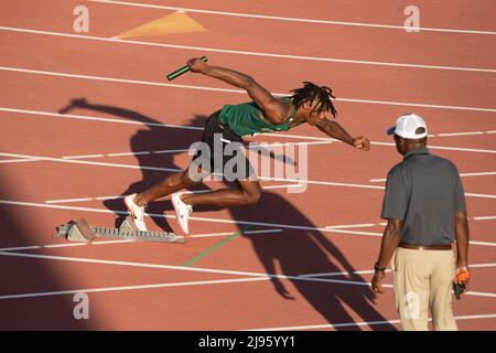 Austin Texas USA, le 13 mai 2022: Sprinter dans le bloc de départ au début du relais de 4X200 mètres garçons en classe 5A aux championnats de piste de l'État du Texas. ©Bob Daemmrich Banque D'Images