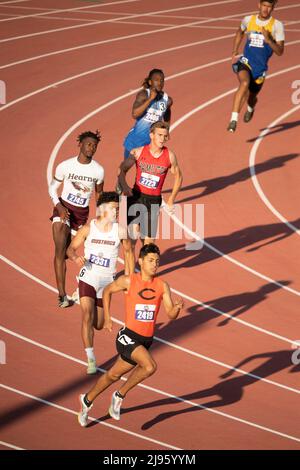 Austin Texas USA, le 13 mai 2022: Premier départ en courbe des garçons de 400 mètres aux championnats de piste de l'État du Texas. ©Bob Daemmrich Banque D'Images