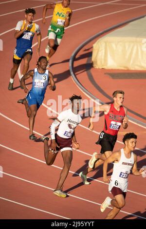 Austin Texas USA, le 13 mai 2022: Premier départ en courbe des garçons de 400 mètres aux championnats de piste de l'État du Texas. ©Bob Daemmrich Banque D'Images