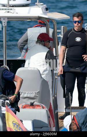 Sansenxo, Espagne. 20th mai 2022. 20 mai 2022, Sansenxo, Galice, Espagne: Roi Juan Carlos d'Espagne à bord du bateau Cristina après le premier jour de la troisième série de la coupe espagnole de 6 mètres au Sanxenxo Royal Yacht Club le 20 mai 2022 à Sansenxo, Espagne .après près de deux ans d'exil aux Émirats arabes Unis suite à une série de scandales financiers, l'ancien roi d'Espagne fait son premier voyage en Espagne, lors d'une brève visite qui a suscité de nombreuses critiques.Sansenxo. Espagne. 20220520, .le roi Juan Carlos d'Espagne assiste à la troisième série de la coupe espagnole de 6 mètres jour 1 à Sanxenxo Royal Yacht Banque D'Images