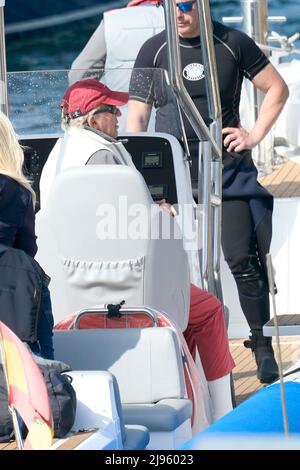 Sansenxo, Espagne. 20th mai 2022. 20 mai 2022, Sansenxo, Galice, Espagne: Roi Juan Carlos d'Espagne à bord du bateau Cristina après le premier jour de la troisième série de la coupe espagnole de 6 mètres au Sanxenxo Royal Yacht Club le 20 mai 2022 à Sansenxo, Espagne .après près de deux ans d'exil aux Émirats arabes Unis suite à une série de scandales financiers, l'ancien roi d'Espagne fait son premier voyage en Espagne, lors d'une brève visite qui a suscité de nombreuses critiques.Sansenxo. Espagne. 20220520, .le roi Juan Carlos d'Espagne assiste à la troisième série de la coupe espagnole de 6 mètres jour 1 à Sanxenxo Royal Yacht Banque D'Images