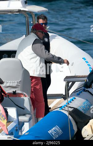 Sansenxo, Espagne. 20th mai 2022. 20 mai 2022, Sansenxo, Galice, Espagne: Roi Juan Carlos d'Espagne à bord du bateau Cristina après le premier jour de la troisième série de la coupe espagnole de 6 mètres au Sanxenxo Royal Yacht Club le 20 mai 2022 à Sansenxo, Espagne .après près de deux ans d'exil aux Émirats arabes Unis suite à une série de scandales financiers, l'ancien roi d'Espagne fait son premier voyage en Espagne, lors d'une brève visite qui a suscité de nombreuses critiques.Sansenxo. Espagne. 20220520, .le roi Juan Carlos d'Espagne assiste à la troisième série de la coupe espagnole de 6 mètres jour 1 à Sanxenxo Royal Yacht Banque D'Images