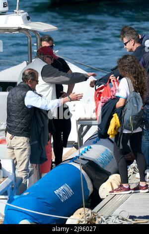 Sansenxo, Espagne. 20th mai 2022. 20 mai 2022, Sansenxo, Galice, Espagne: Roi Juan Carlos d'Espagne à bord du bateau Cristina après le premier jour de la troisième série de la coupe espagnole de 6 mètres au Sanxenxo Royal Yacht Club le 20 mai 2022 à Sansenxo, Espagne .après près de deux ans d'exil aux Émirats arabes Unis suite à une série de scandales financiers, l'ancien roi d'Espagne fait son premier voyage en Espagne, lors d'une brève visite qui a suscité de nombreuses critiques.Sansenxo. Espagne. 20220520, .le roi Juan Carlos d'Espagne assiste à la troisième série de la coupe espagnole de 6 mètres jour 1 à Sanxenxo Royal Yacht Banque D'Images