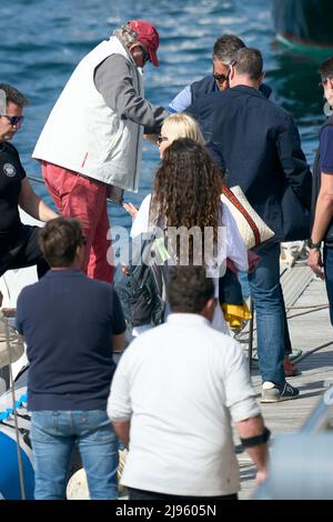 Sansenxo, Espagne. 20th mai 2022. 20 mai 2022, Sansenxo, Galice, Espagne: Roi Juan Carlos d'Espagne à bord du bateau Cristina après le premier jour de la troisième série de la coupe espagnole de 6 mètres au Sanxenxo Royal Yacht Club le 20 mai 2022 à Sansenxo, Espagne .après près de deux ans d'exil aux Émirats arabes Unis suite à une série de scandales financiers, l'ancien roi d'Espagne fait son premier voyage en Espagne, lors d'une brève visite qui a suscité de nombreuses critiques.Sansenxo. Espagne. 20220520, .le roi Juan Carlos d'Espagne assiste à la troisième série de la coupe espagnole de 6 mètres jour 1 à Sanxenxo Royal Yacht Banque D'Images