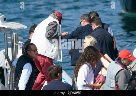 Sansenxo, Espagne. 20th mai 2022. 20 mai 2022, Sansenxo, Galice, Espagne: Roi Juan Carlos d'Espagne à bord du bateau Cristina après le premier jour de la troisième série de la coupe espagnole de 6 mètres au Sanxenxo Royal Yacht Club le 20 mai 2022 à Sansenxo, Espagne .après près de deux ans d'exil aux Émirats arabes Unis suite à une série de scandales financiers, l'ancien roi d'Espagne fait son premier voyage en Espagne, lors d'une brève visite qui a suscité de nombreuses critiques.Sansenxo. Espagne. 20220520, .le roi Juan Carlos d'Espagne assiste à la troisième série de la coupe espagnole de 6 mètres jour 1 à Sanxenxo Royal Yacht Banque D'Images