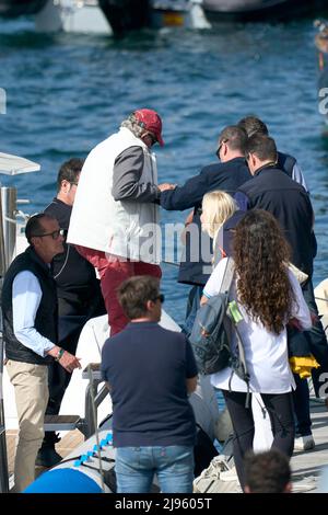 Sansenxo, Espagne. 20th mai 2022. 20 mai 2022, Sansenxo, Galice, Espagne: Roi Juan Carlos d'Espagne à bord du bateau Cristina après le premier jour de la troisième série de la coupe espagnole de 6 mètres au Sanxenxo Royal Yacht Club le 20 mai 2022 à Sansenxo, Espagne .après près de deux ans d'exil aux Émirats arabes Unis suite à une série de scandales financiers, l'ancien roi d'Espagne fait son premier voyage en Espagne, lors d'une brève visite qui a suscité de nombreuses critiques.Sansenxo. Espagne. 20220520, .le roi Juan Carlos d'Espagne assiste à la troisième série de la coupe espagnole de 6 mètres jour 1 à Sanxenxo Royal Yacht Banque D'Images