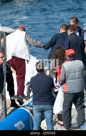 Sansenxo, Espagne. 20th mai 2022. 20 mai 2022, Sansenxo, Galice, Espagne: Roi Juan Carlos d'Espagne à bord du bateau Cristina après le premier jour de la troisième série de la coupe espagnole de 6 mètres au Sanxenxo Royal Yacht Club le 20 mai 2022 à Sansenxo, Espagne .après près de deux ans d'exil aux Émirats arabes Unis suite à une série de scandales financiers, l'ancien roi d'Espagne fait son premier voyage en Espagne, lors d'une brève visite qui a suscité de nombreuses critiques.Sansenxo. Espagne. 20220520, .le roi Juan Carlos d'Espagne assiste à la troisième série de la coupe espagnole de 6 mètres jour 1 à Sanxenxo Royal Yacht Banque D'Images