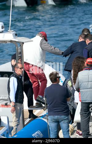 Sansenxo, Espagne. 20th mai 2022. 20 mai 2022, Sansenxo, Galice, Espagne: Roi Juan Carlos d'Espagne à bord du bateau Cristina après le premier jour de la troisième série de la coupe espagnole de 6 mètres au Sanxenxo Royal Yacht Club le 20 mai 2022 à Sansenxo, Espagne .après près de deux ans d'exil aux Émirats arabes Unis suite à une série de scandales financiers, l'ancien roi d'Espagne fait son premier voyage en Espagne, lors d'une brève visite qui a suscité de nombreuses critiques.Sansenxo. Espagne. 20220520, .le roi Juan Carlos d'Espagne assiste à la troisième série de la coupe espagnole de 6 mètres jour 1 à Sanxenxo Royal Yacht Banque D'Images