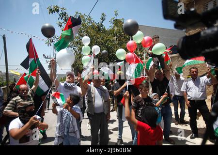 Naplouse, Palestine. 12th mai 2022. Les manifestants palestiniens ont vu des drapeaux agités lors de la manifestation contre les colonies israéliennes dans le village de Kafr Qaddoum, près de la ville de Naplouse, en Cisjordanie. Crédit : SOPA Images Limited/Alamy Live News Banque D'Images