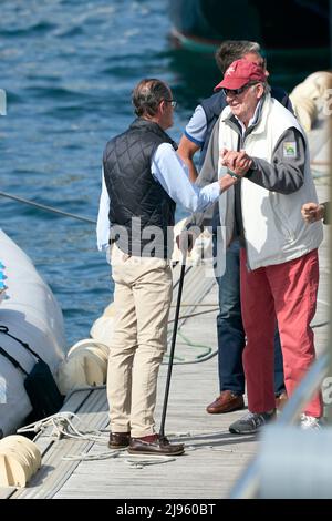 Sansenxo, Espagne. 20th mai 2022. 20 mai 2022, Sansenxo, Galice, Espagne: Roi Juan Carlos d'Espagne après le premier jour de la troisième série de la coupe espagnole de 6 mètres au Sanxenxo Royal Yacht Club le 20 mai 2022 à Sansenxo, Espagne .après près de deux ans d'exil aux Émirats arabes Unis suite à une série de scandales financiers, l'ancien roi d'Espagne fait son premier voyage en Espagne, lors d'une brève visite qui a suscité de nombreuses critiques.Sansenxo. Espagne. 20220520, .le roi Juan Carlos d'Espagne assiste à la troisième série de la coupe espagnole de 6 mètres jour 1 au Sanxenxo Royal Yacht Club le 20 mai 2022 à sa Banque D'Images