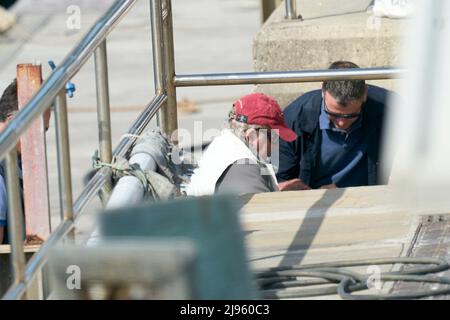 Sansenxo, Espagne. 20th mai 2022. 20 mai 2022, Sansenxo, Galice, Espagne: Roi Juan Carlos d'Espagne après le premier jour de la troisième série de la coupe espagnole de 6 mètres au Sanxenxo Royal Yacht Club le 20 mai 2022 à Sansenxo, Espagne .après près de deux ans d'exil aux Émirats arabes Unis suite à une série de scandales financiers, l'ancien roi d'Espagne fait son premier voyage en Espagne, lors d'une brève visite qui a suscité de nombreuses critiques.Sansenxo. Espagne. 20220520, .le roi Juan Carlos d'Espagne assiste à la troisième série de la coupe espagnole de 6 mètres jour 1 au Sanxenxo Royal Yacht Club le 20 mai 2022 à sa Banque D'Images