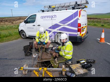 Telecom Engineers travaillant à l'extérieur sur des lignes téléphoniques souterraines, Finstown, Orkney continent, Écosse. Banque D'Images