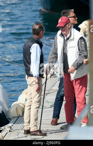 Sansenxo, Espagne. 20th mai 2022. 20 mai 2022, Sansenxo, Galice, Espagne: Roi Juan Carlos d'Espagne après le premier jour de la troisième série de la coupe espagnole de 6 mètres au Sanxenxo Royal Yacht Club le 20 mai 2022 à Sansenxo, Espagne .après près de deux ans d'exil aux Émirats arabes Unis suite à une série de scandales financiers, l'ancien roi d'Espagne fait son premier voyage en Espagne, lors d'une brève visite qui a suscité de nombreuses critiques.Sansenxo. Espagne. 20220520, .le roi Juan Carlos d'Espagne assiste à la troisième série de la coupe espagnole de 6 mètres jour 1 au Sanxenxo Royal Yacht Club le 20 mai 2022 à sa Banque D'Images