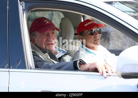 Sansenxo, Espagne. 20th mai 2022. 20 mai 2022, Sansenxo, Galice, Espagne: Roi Juan Carlos d'Espagne après le premier jour de la troisième série de la coupe espagnole de 6 mètres au Sanxenxo Royal Yacht Club le 20 mai 2022 à Sansenxo, Espagne .après près de deux ans d'exil aux Émirats arabes Unis suite à une série de scandales financiers, l'ancien roi d'Espagne fait son premier voyage en Espagne, lors d'une brève visite qui a suscité de nombreuses critiques.Sansenxo. Espagne. 20220520, .le roi Juan Carlos d'Espagne assiste à la troisième série de la coupe espagnole de 6 mètres jour 1 au Sanxenxo Royal Yacht Club le 20 mai 2022 à sa Banque D'Images