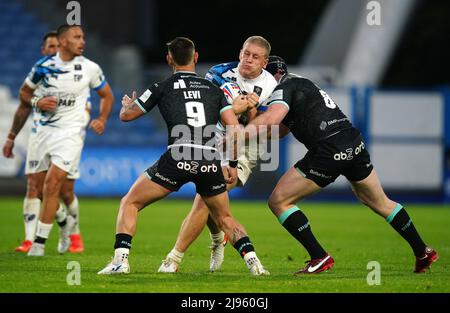 Daniel Alvaro, de l'Olympique de Toulouse XIII, est affronté par Chris Hill et Danny Levi, de Huddersfield Giants, lors du match de la Super League de Betfred au stade John Smith, Huddersfield. Date de la photo: Vendredi 20 mai 2022. Banque D'Images