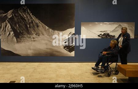 Californie, États-Unis. 19th mai 2022. (220520) -- SANTA ANA (États-Unis), 20 mai 2022 (Xinhua) -- les gens visitent une exposition intitulée 'Everest: Ascent to Glory' au Bowers Museum de Santa Ana, Californie, États-Unis, le 19 mai 2022. De la corde d'escalade trouvée avec les restes de l'alpiniste britannique George Mallory, Qui a participé aux premières expéditions britanniques vers le Mont Qomolangma, connu sous le nom de Mont Everest à l'ouest, au début de 1920s, vers l'un des premiers ensembles d'oxygène jamais utilisés dans l'escalade en haute altitude, l'exposition qui se tient au Musée Bowers emmène les visiteurs dans un voyage épique vers le Mont Qomo Banque D'Images