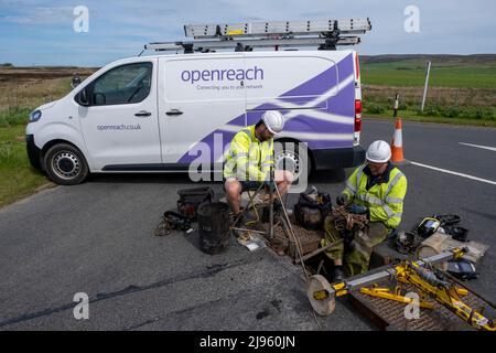 Telecom Engineers travaillant à l'extérieur sur des lignes téléphoniques souterraines, Finstown, Orkney continent, Écosse. Banque D'Images
