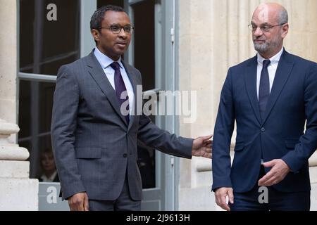 Paris, France. 20th mai 2022. Nouvellement nommé ministre français de l'éducation, de la jeunesse et des sports Pap Ndiaye avec l'ancien ministre français de l'éducation nationale, de la jeunesse et des sports Jean Michel Blanque lors d'une cérémonie de passation de pouvoir à Paris le 20 mai 2022. Le président français a remanié son gouvernement le 20 mai en prévision des élections législatives de juin. Ces nominations arrivent près d'un mois après sa réélection à la fin avril et la nomination d'un nouveau premier ministre le 16 mai. Photo de Raphael Lafargue/ABACAPRESS.COM crédit: Abaca Press/Alay Live News Banque D'Images