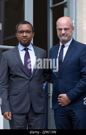 Paris, France. 20th mai 2022. Nouvellement nommé ministre français de l'éducation, de la jeunesse et des sports Pap Ndiaye avec l'ancien ministre français de l'éducation nationale, de la jeunesse et des sports Jean Michel Blanque lors d'une cérémonie de passation de pouvoir à Paris le 20 mai 2022. Le président français a remanié son gouvernement le 20 mai en prévision des élections législatives de juin. Ces nominations arrivent près d'un mois après sa réélection à la fin avril et la nomination d'un nouveau premier ministre le 16 mai. Photo de Raphael Lafargue/ABACAPRESS.COM crédit: Abaca Press/Alay Live News Banque D'Images