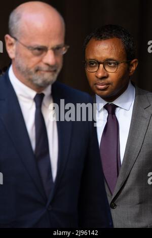 Paris, France. 20th mai 2022. Nouvellement nommé ministre français de l'éducation, de la jeunesse et des sports Pap Ndiaye avec l'ancien ministre français de l'éducation nationale, de la jeunesse et des sports Jean Michel Blanque lors d'une cérémonie de passation de pouvoir à Paris le 20 mai 2022. Le président français a remanié son gouvernement le 20 mai en prévision des élections législatives de juin. Ces nominations arrivent près d'un mois après sa réélection à la fin avril et la nomination d'un nouveau premier ministre le 16 mai. Photo de Raphael Lafargue/ABACAPRESS.COM crédit: Abaca Press/Alay Live News Banque D'Images