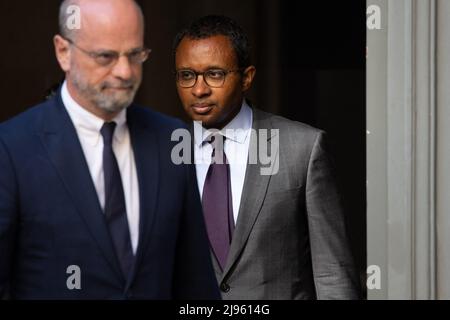 Paris, France. 20th mai 2022. Nouvellement nommé ministre français de l'éducation, de la jeunesse et des sports Pap Ndiaye avec l'ancien ministre français de l'éducation nationale, de la jeunesse et des sports Jean Michel Blanque lors d'une cérémonie de passation de pouvoir à Paris le 20 mai 2022. Le président français a remanié son gouvernement le 20 mai en prévision des élections législatives de juin. Ces nominations arrivent près d'un mois après sa réélection à la fin avril et la nomination d'un nouveau premier ministre le 16 mai. Photo de Raphael Lafargue/ABACAPRESS.COM crédit: Abaca Press/Alay Live News Banque D'Images