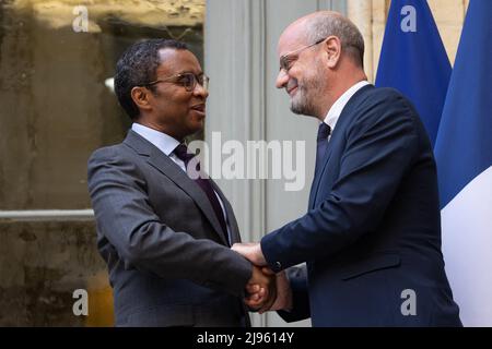 Paris, France. 20th mai 2022. Nouvellement nommé ministre français de l'éducation, de la jeunesse et des sports Pap Ndiaye avec l'ancien ministre français de l'éducation nationale, de la jeunesse et des sports Jean Michel Blanque lors d'une cérémonie de passation de pouvoir à Paris le 20 mai 2022. Le président français a remanié son gouvernement le 20 mai en prévision des élections législatives de juin. Ces nominations arrivent près d'un mois après sa réélection à la fin avril et la nomination d'un nouveau premier ministre le 16 mai. Photo de Raphael Lafargue/ABACAPRESS.COM crédit: Abaca Press/Alay Live News Banque D'Images