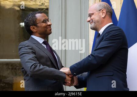 Paris, France. 20th mai 2022. Nouvellement nommé ministre français de l'éducation, de la jeunesse et des sports Pap Ndiaye avec l'ancien ministre français de l'éducation nationale, de la jeunesse et des sports Jean Michel Blanque lors d'une cérémonie de passation de pouvoir à Paris le 20 mai 2022. Le président français a remanié son gouvernement le 20 mai en prévision des élections législatives de juin. Ces nominations arrivent près d'un mois après sa réélection à la fin avril et la nomination d'un nouveau premier ministre le 16 mai. Photo de Raphael Lafargue/ABACAPRESS.COM crédit: Abaca Press/Alay Live News Banque D'Images