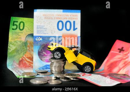 accident de voiture avec des pièces de monnaie suisses Banque D'Images