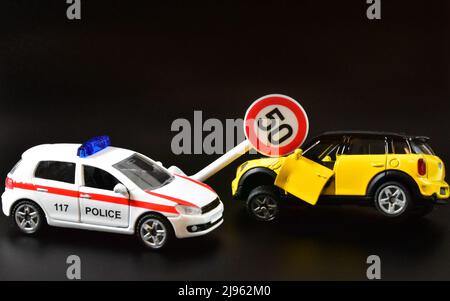 accident de voiture de jouet avec voiture de police Banque D'Images