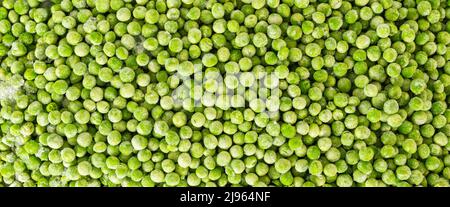 Gros plan sur les pois verts congelés. Fond de nourriture de légumes frais crus Banque D'Images