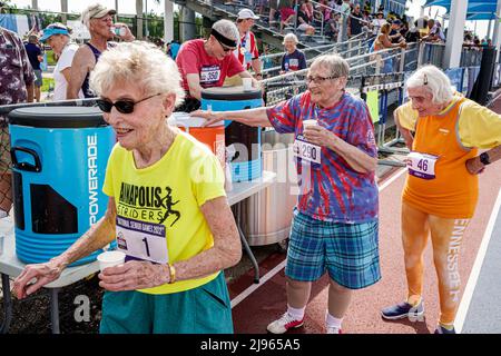 Fort ft. Lauderdale Florida, Ansin Sports Complex Track & Field National Senior Games, seniors femmes coureurs concurrents femmes il y a 90 ans et plus, 100 Banque D'Images