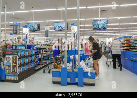 Miami Florida, grand magasin de rabais Walmart à l'intérieur des boutiques d'intérieur, file d'attente de caisse Banque D'Images